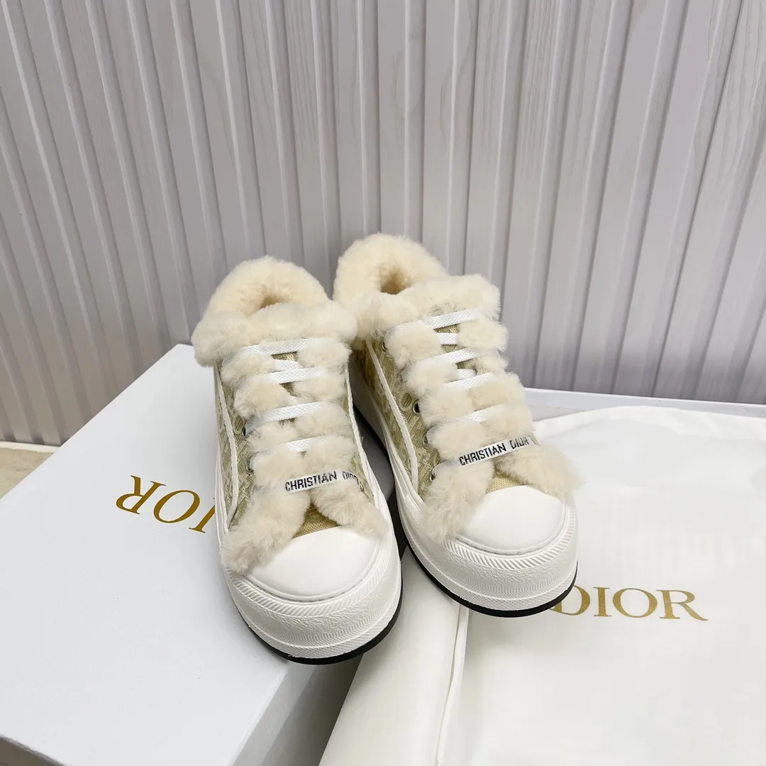 👟👟Ex-factory price 560👟👟 Ready-made high-quality Dior thick-soled sneakers with fully embroidered iconic patterns👟👟 ♦️Top quality in the market🎗Breaking hot item in foreign counters🎗Non-common imitation version in the market🎗🔳The fabric is made of Italian🇮🇹imported fabrics❗️Embroidered upper, original mold injection Logo frosted five-pointed star outsole🔳Inner wool injection molding mold Logo foam feet Code number: 35 to 41. 40 41 custom-made wool